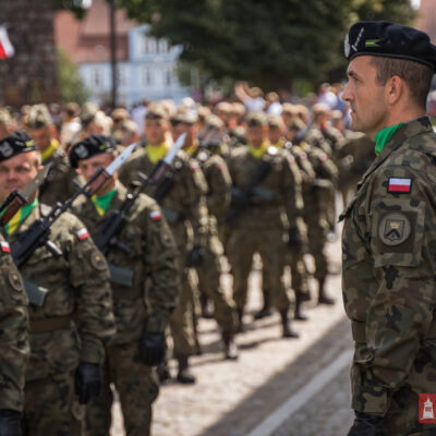 Maszerujący żołnierze