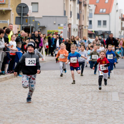 Na zdjęciu biegnące dzieci