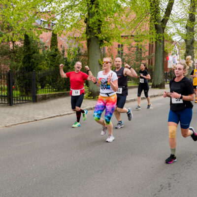 Na zdjęciu biegnący ludzie