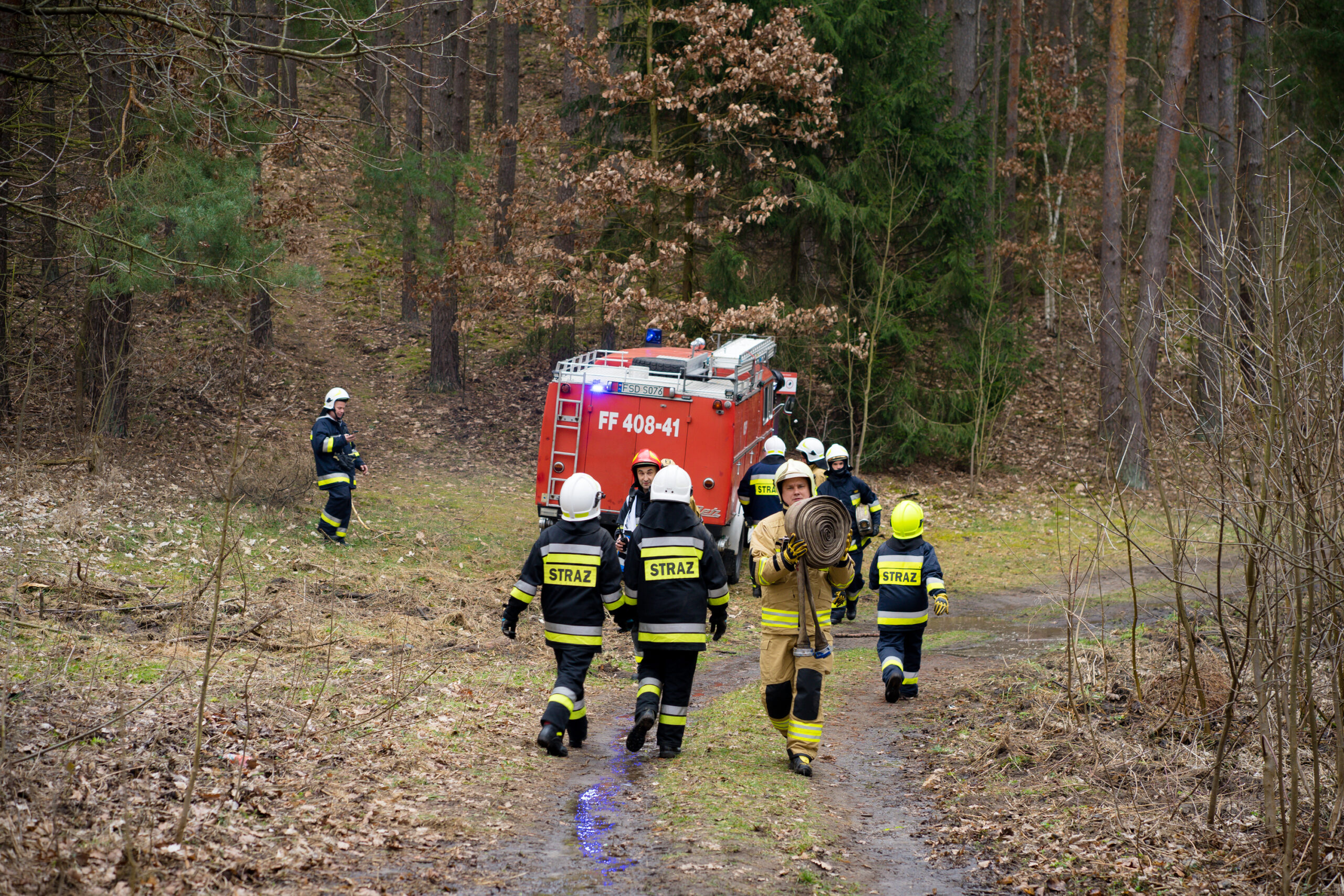 Na zdjęciu strażacy w trakcie ćwiczenia
