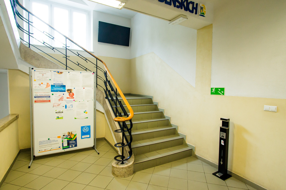 Zdjęcie przedstawia schody i korytarz w urzędzie.