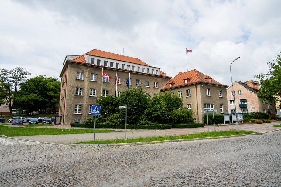 Zdjęcie przedstawia budynek Urzędu Miejskiego w Strzelcach Krajeńskich.