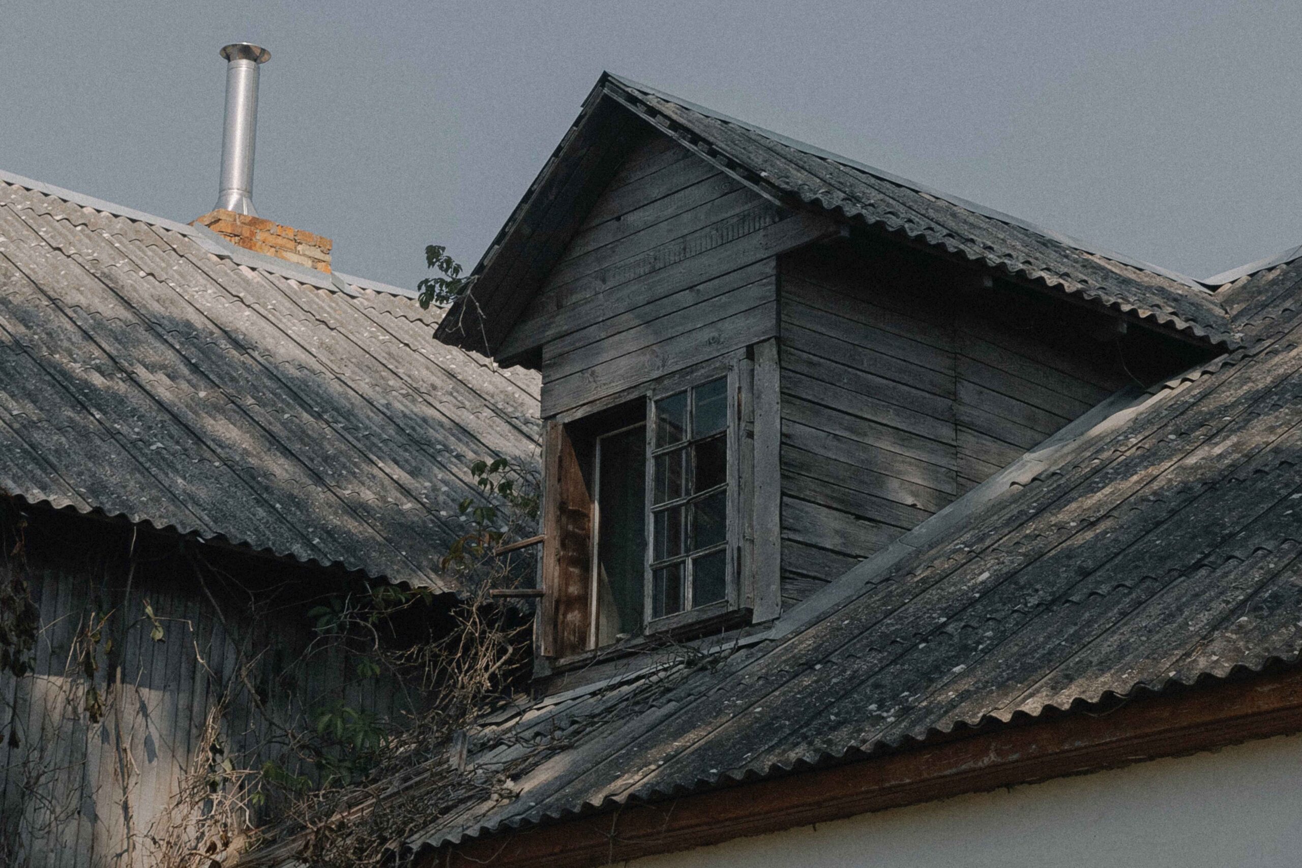 Na zdjęciu dach pokryty azbestem