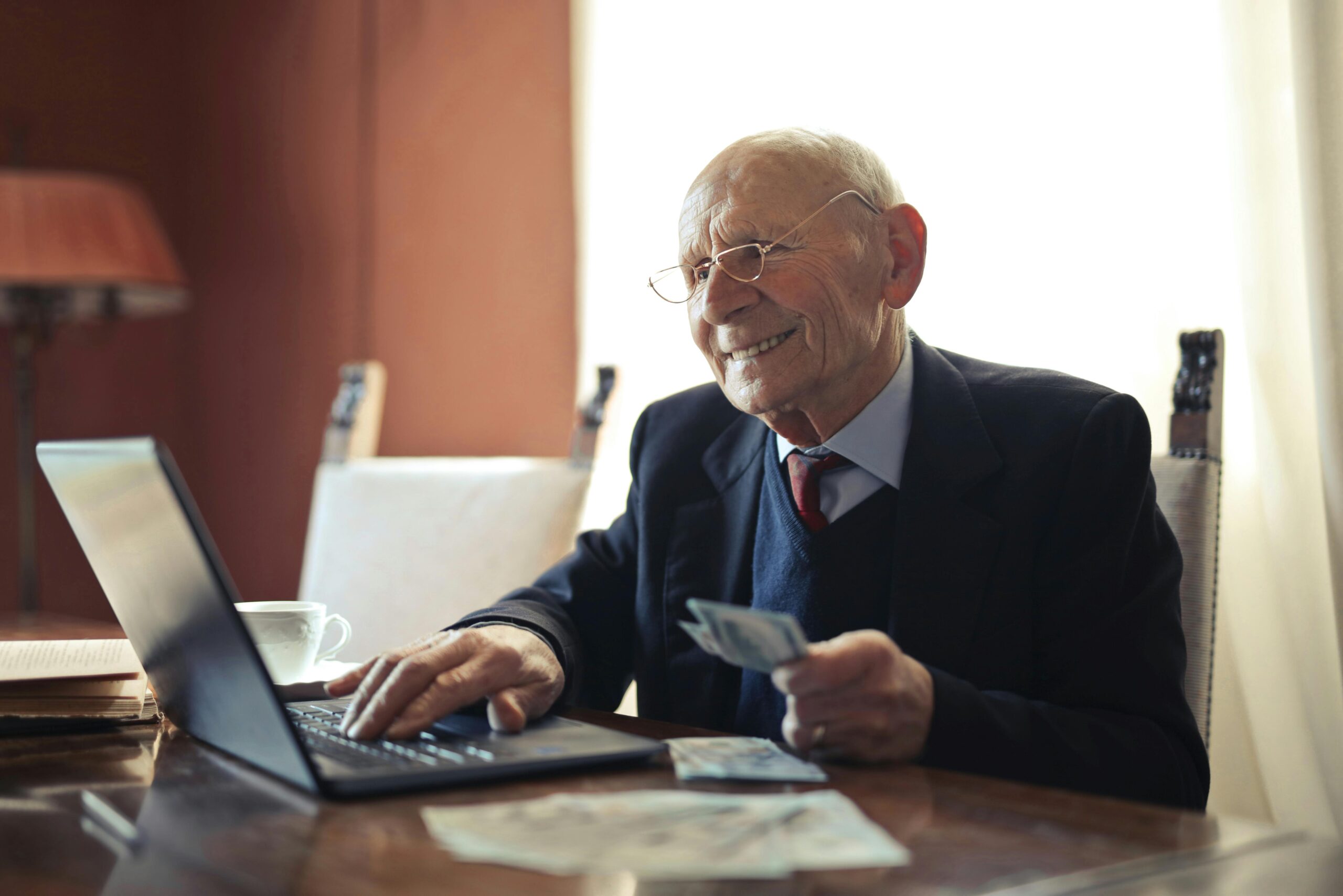 Na zdjęciu senior przed komputerem