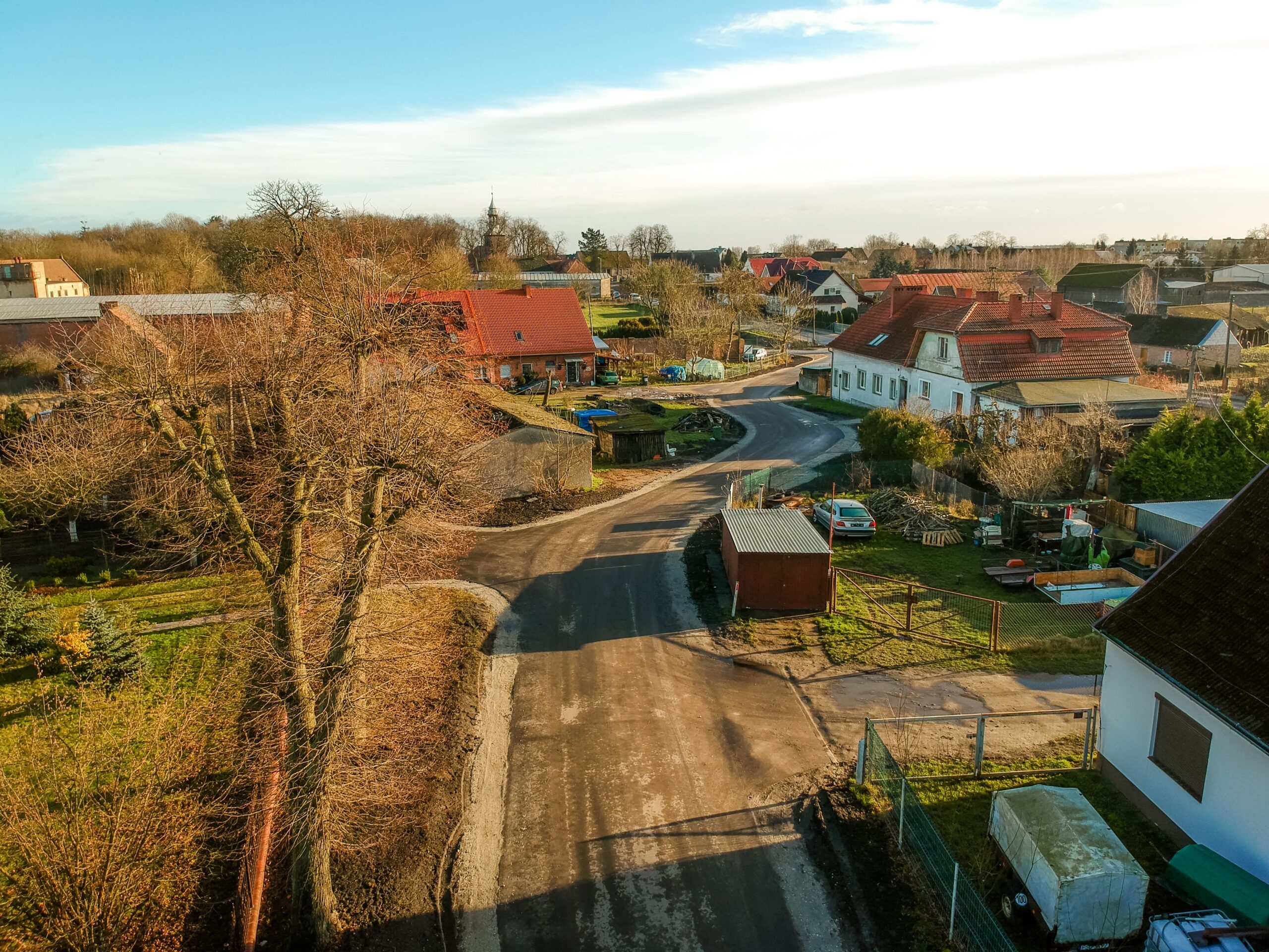 Na zdjęciu droga w miejscowości Brzoza