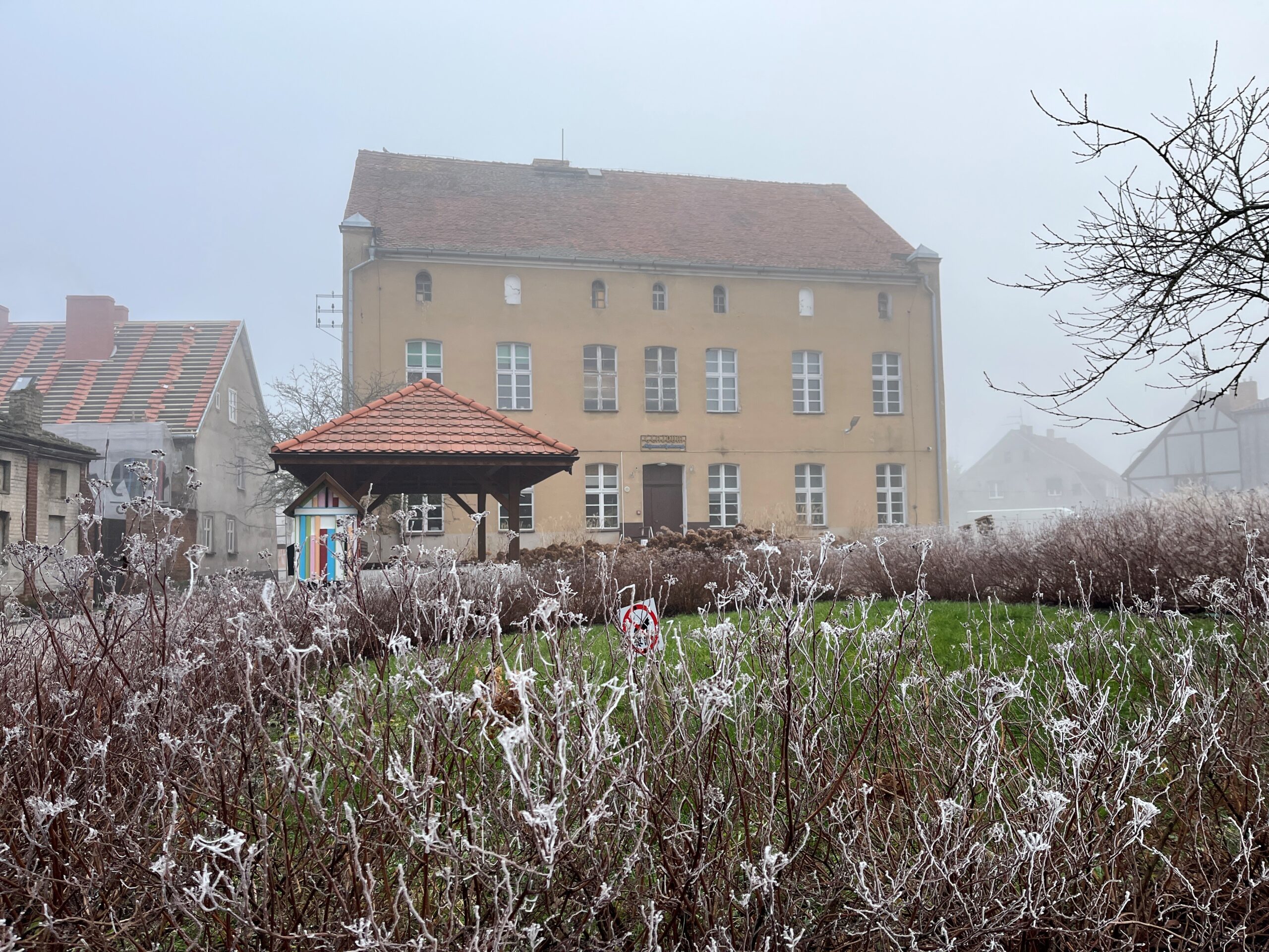 Zdjęcie przedstawia budynek, który zostanie poddany renowacji