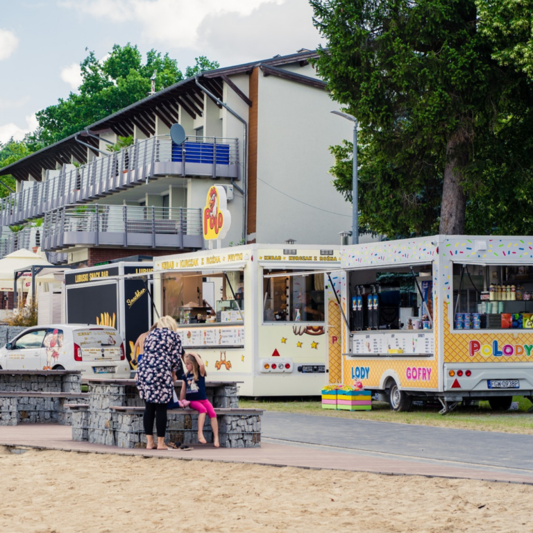 Na zdjęciu widoczne są przyczepy gastronomiczne.