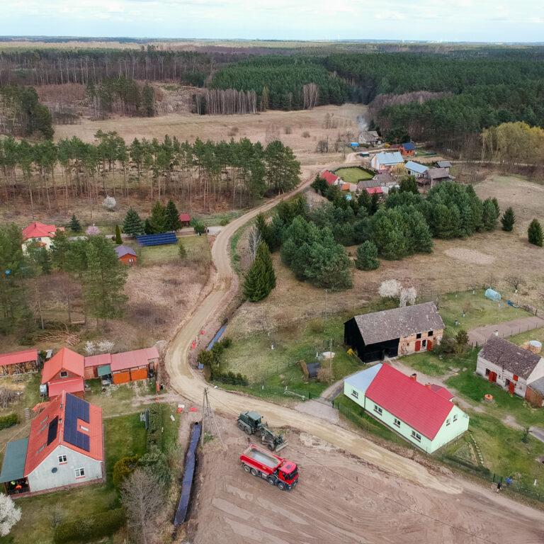 Zdjęcie przedstawia remontowaną drogę.