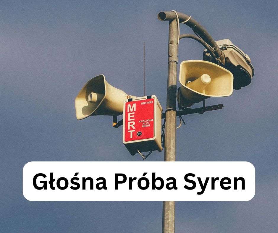 Na zdjęciu widoczne syreny alarmowe i napis "Głośna próba syren"