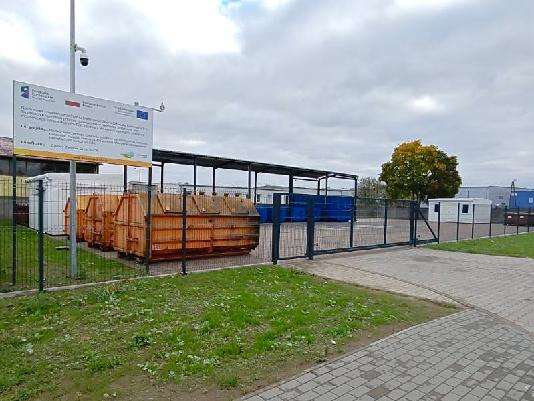Widok na bramę wjazdową do PSZOK.