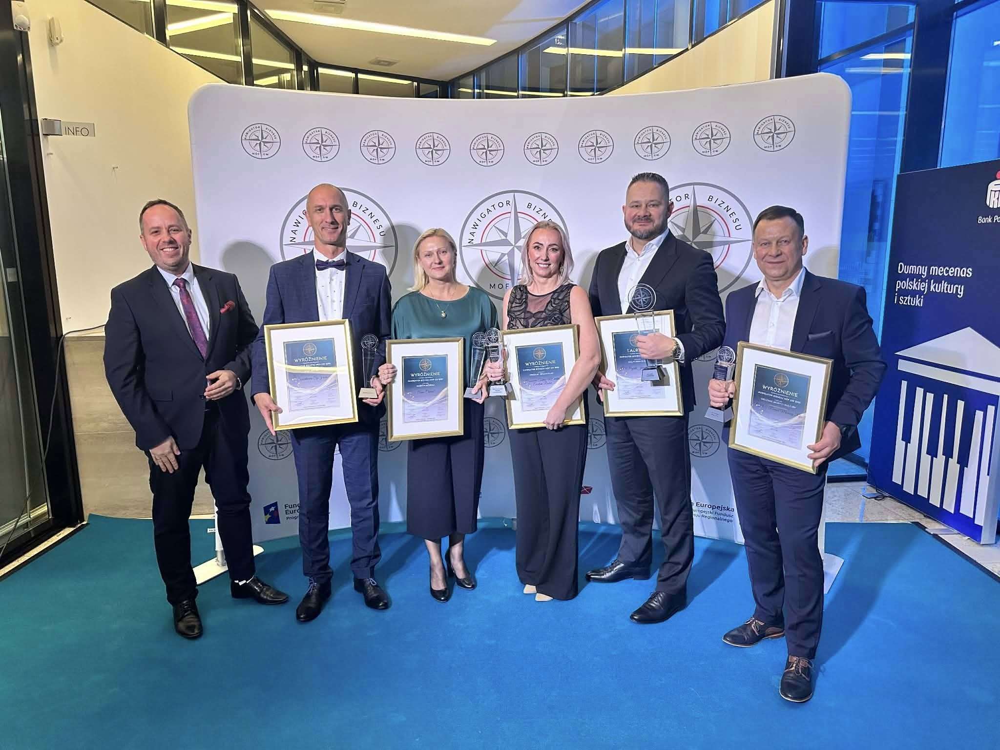 Na zdjęciu laureaci konkursu na tle firmowej ścianki