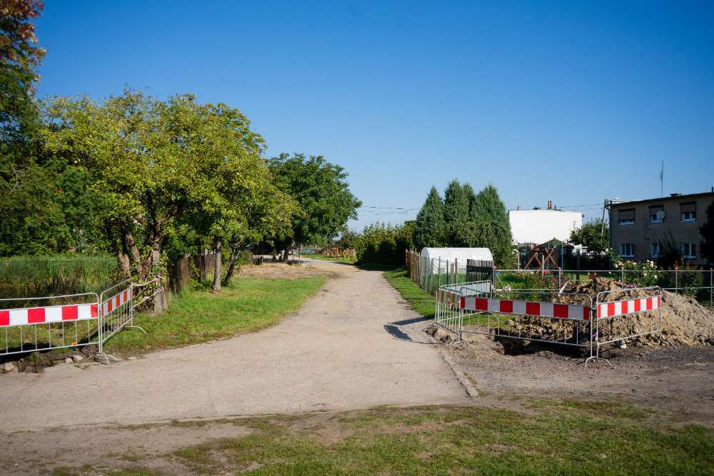 Na zdjęciu remontowana droga, barierki.