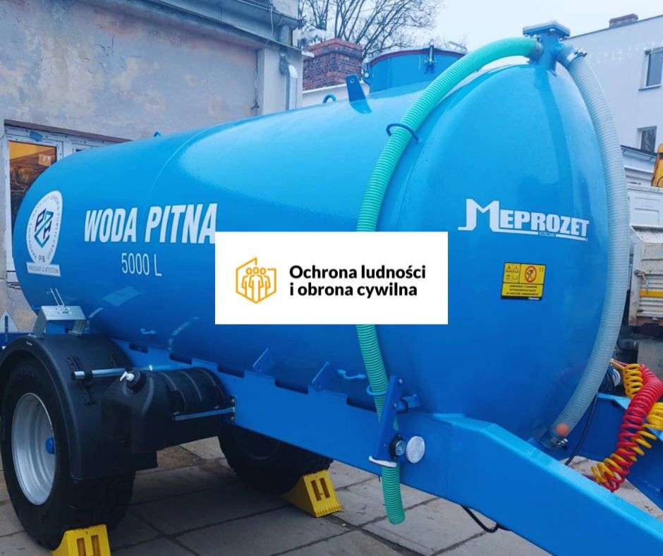 Na zdjęciu widoczna jest beczka do transportu wody pitnej.