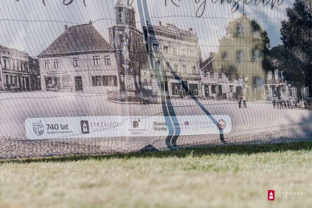 Na zdjęciu elementy wystawy plenerowej z okazji jubileuszu miasta.